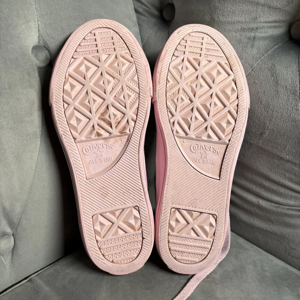 Converse Chuck Taylor All Star Pink Leather Low Top Sneakers – Youth Size 3‎